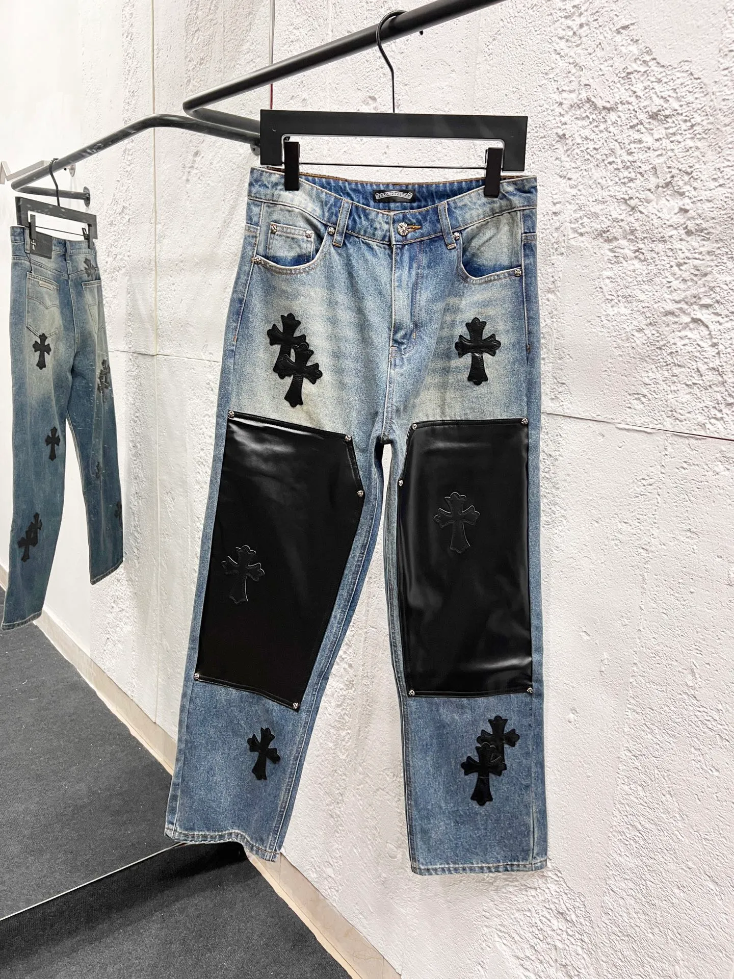🅿️290 Style number: H927 Chrome hearts & Chrome hearts 25ss black leather cross patch leather jeans Chrome hearts’ logging pants are here! ! ! CH Croix Heart Double Knee Cross Patch Leather Bo1 Style Logging Pants Straight-leg Work Pants B136 Croix Heart Cross Sanskrit Overalls Price 24W Level, patchwork cross pattern embellishment, high-waisted washed jeans! ! Absolutely high-end luxury products, 1.9W level god-level single products, super popular products, made by top heavy industry, not to be missed. About Zangyin, this is an extremely luxurious fashion brand, which can also be called the nobles of the high street. It has always been an exclusive brand of some hipsters or rich second generation. Compared with ordinary high streets, it is more luxurious and noble. Compared with luxury brands, it has a more fashionable personality and has always been a brand that I have a special liking for. Imported yarn is custom-woven into a high-density twill canvas. While ensuring a stiff silhouette, the fabric feels very delicate. It follows the B01 classic silhouette. The upper body is stiff and stylish. The ready-made garments are stone-ground and fermented and can be matched with any style. Buttons and zinc-brushed washables are genuine YKK retro metal products. Double-layered canvas on the front. Perfect details. All hardware is perfect. Size: 30-32-34-36 Color: blue pants and black leather
